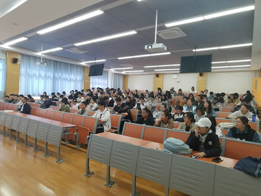 学生听报告4B3_副本.jpg