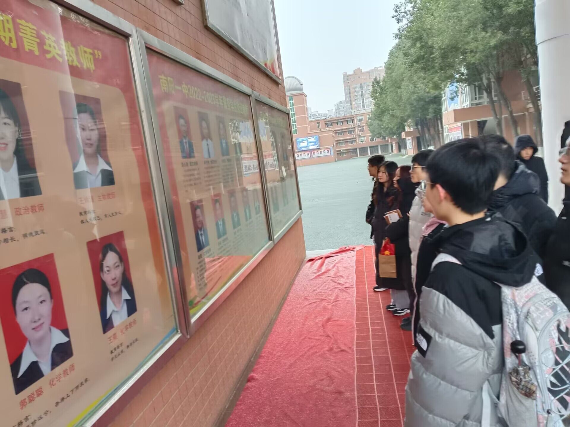 参观校园，感念师恩.jpg