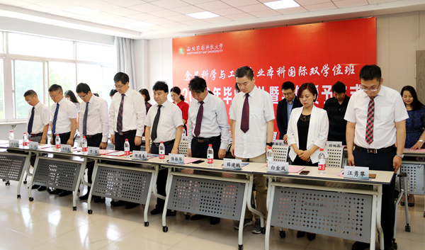 向抗疫战斗中罹难的烈士和同胞默哀_副本.jpg