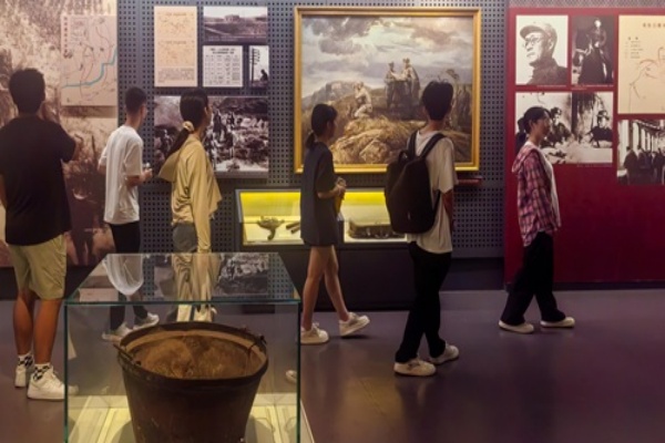 参观一二九师陈列馆.jpg