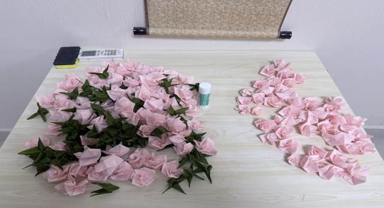 桌子上的粉色花朵 AI 生成的内容可能不正确。