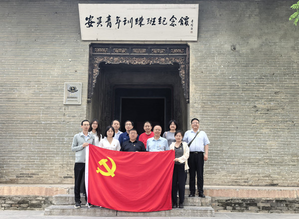 安吴堡战时青年训练班革命旧址合影_副本.jpg