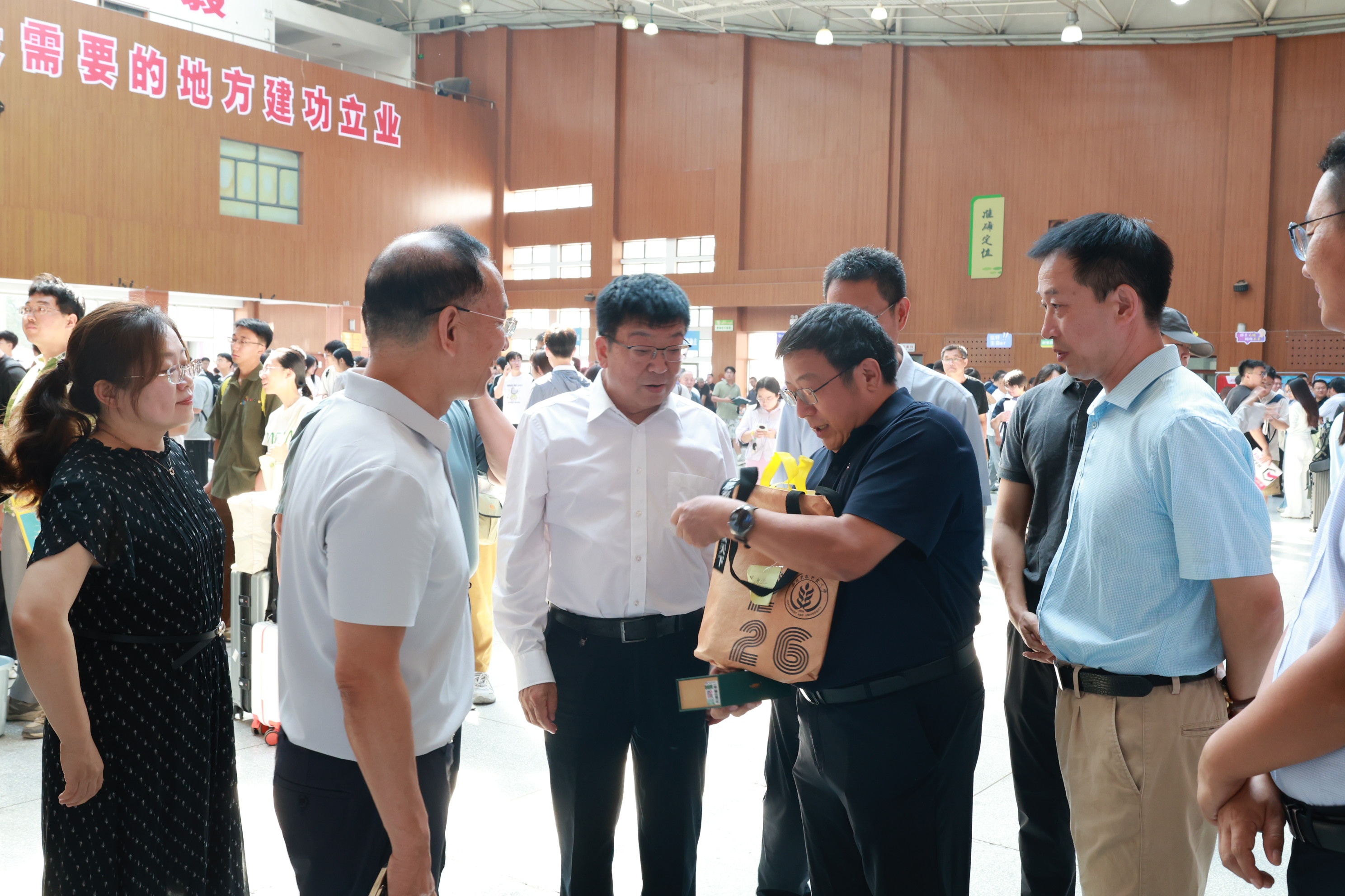 研会 校领导.jpg
