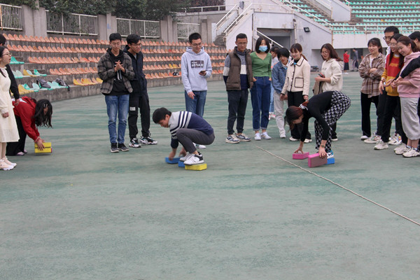 图三 摸石过河_副本.jpg