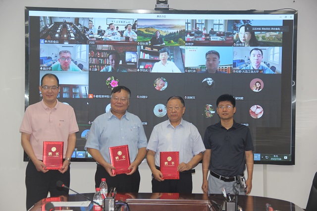 研究生院常务副院长陈帝伊为线下专家颁发聘书.JPG