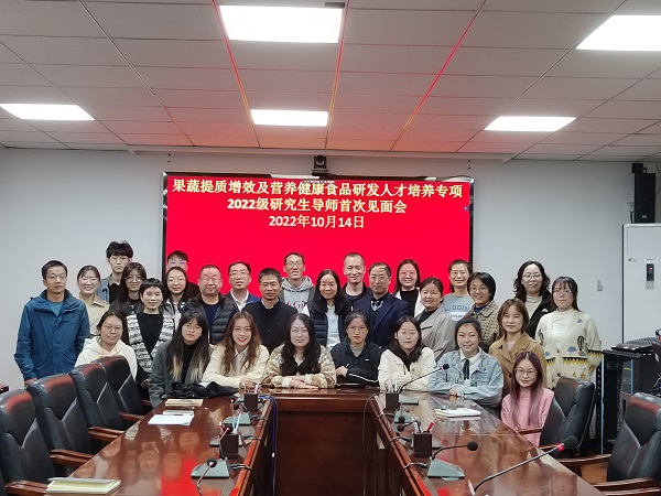 专项全体导师与学生合影.jpg