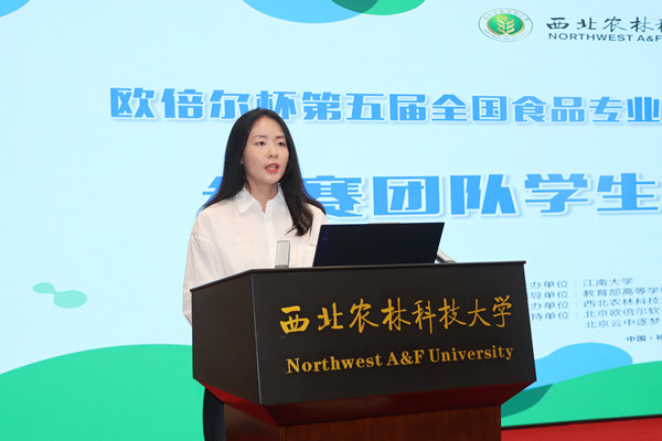 我校学生王梦怡代表所有参赛团队发言_副本.jpg